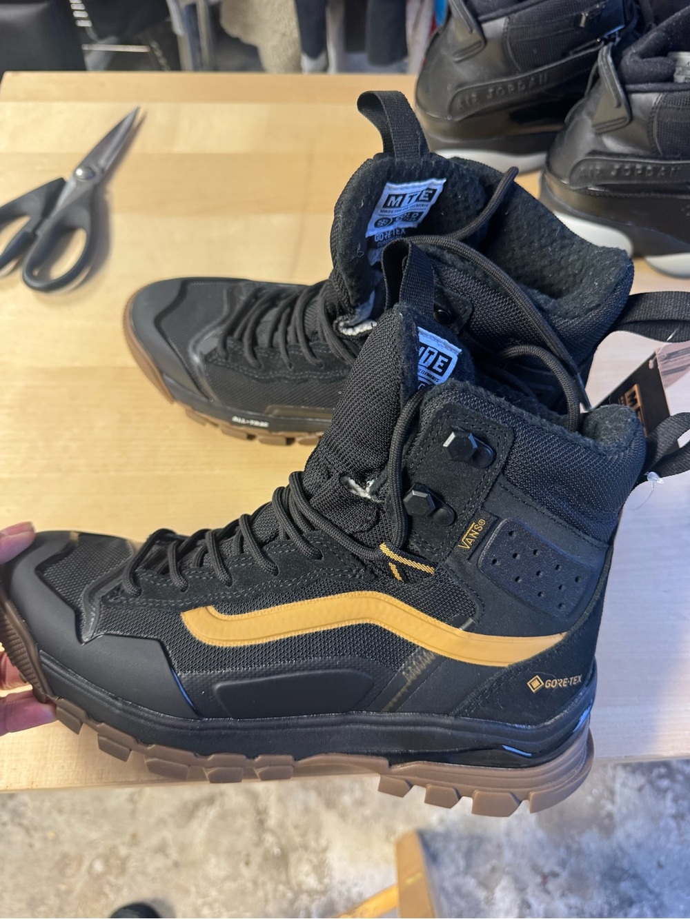 MT Men’s Black and Tan High-Top Gore-Tex Hiking Boot Sz.8.5 W